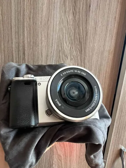 Camera sony alpha 6000 gris + objectif 16-50 mm + chargeur + sac + bandoulliere