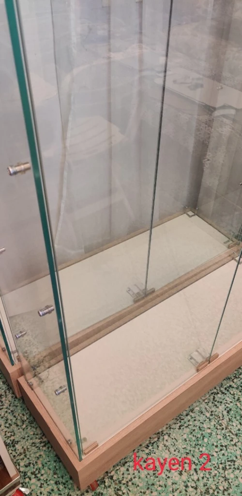 2 vitrine 1m sur 190 fihoum koulache les étagères et led + 2clé chaque une