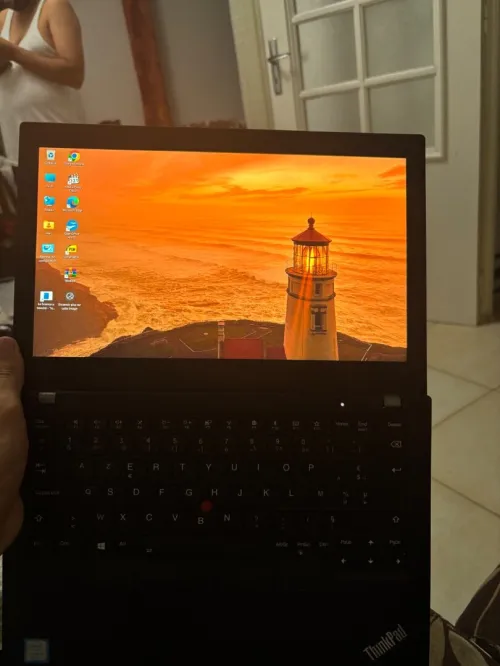 Thinkpad x280 i5 8 eme 8 gb ram 256ssd 14 pouce tout les porte clavier quarti avec empreinte  