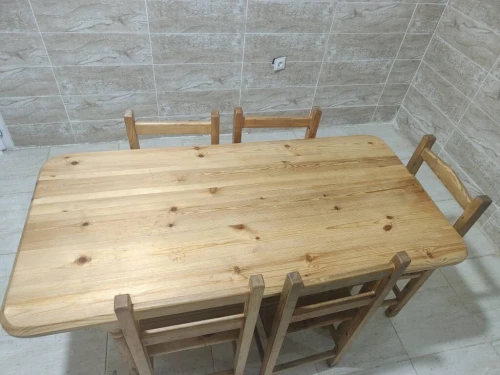Table avec les chaises 