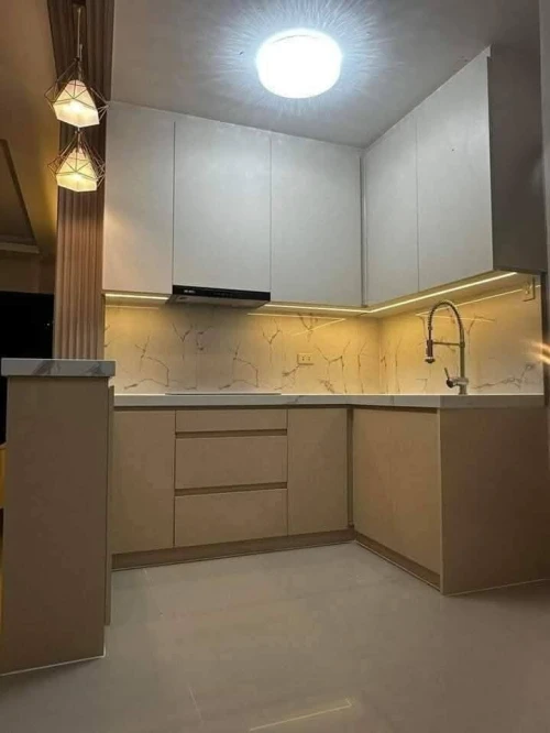 Fabrication de cuisine équipée moderne sur mesure très bonne qualité 