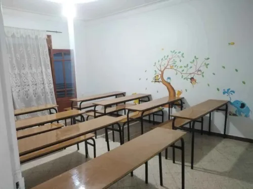 matériel pour une école (tables chaises bureaux tableau)