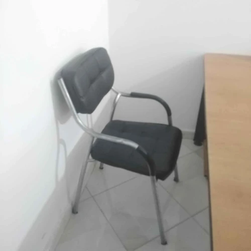 matériel pour une école (tables chaises bureaux tableau)