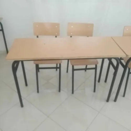 tables et chaises pour une école