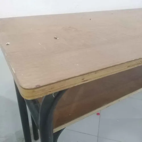 matériel pour une école (tables chaises bureaux tableau)