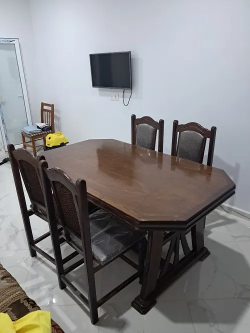 Une table de salon avec 4 chaises quasi neuve
