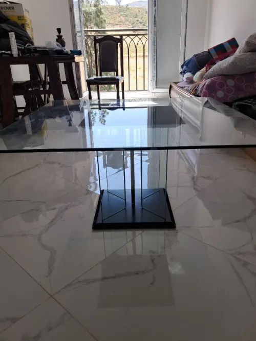 UNE TABLE BASSE EN VERRE EN PARFAITE ÉTAT