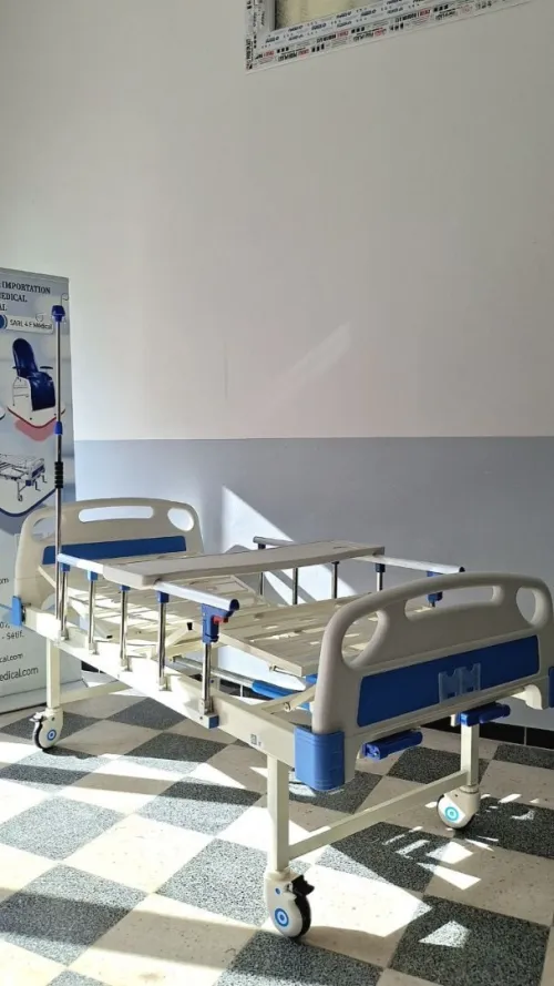 lit médical 3 positions à réglage manuel    سرير طبي 3 وضعيات + طابلة + Potence