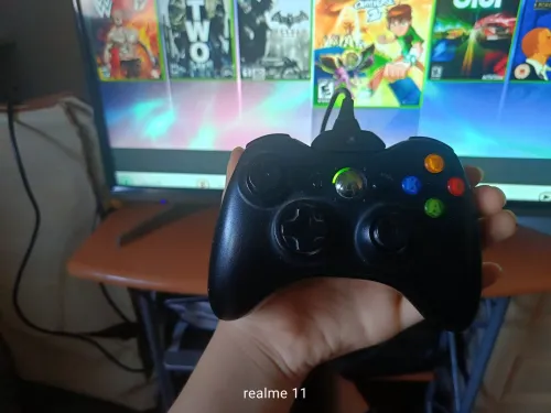 Xbox360slim + manette avec Fil + 23jeux (très bon état)