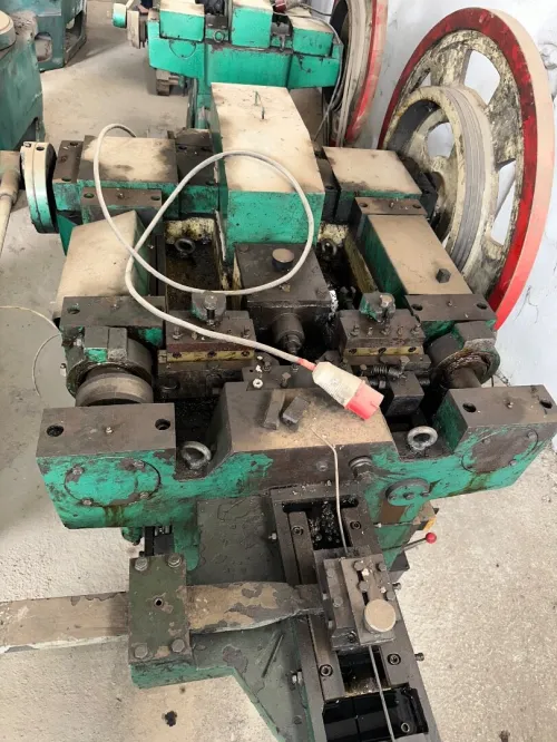 ATELIER des machines a clous