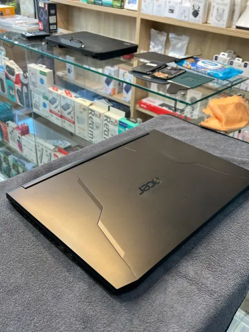 Acer nitro 5 gaming laptop etat perfect avec boit