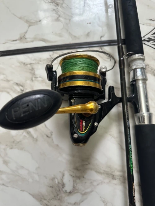 Canne à pêche Carbon pour jig avec moulinet Penn 850 ssm êtas 8.5/10