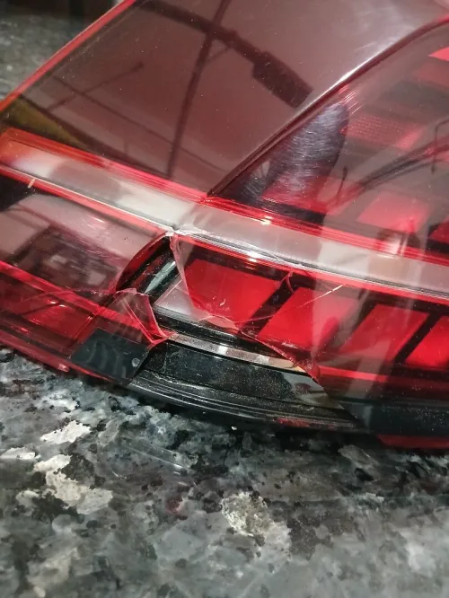 Feux arrière golf 7 fissuré