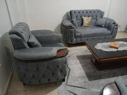 Grand salon 7 places avec une table basse en bois hêtre achetés il y a 1 an , en très bon état comme