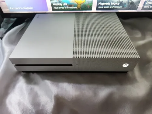 Xbox One S + Manette édition limitée de Call of Duty Warfare + Jeux numériques (FC25 + GTA 5)