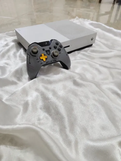Xbox One S + Manette Édition Limitée (Call Of Duty)