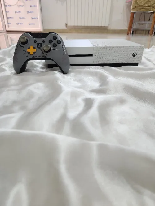 Xbox One S + Manette Édition Limitée (Call Of Duty)