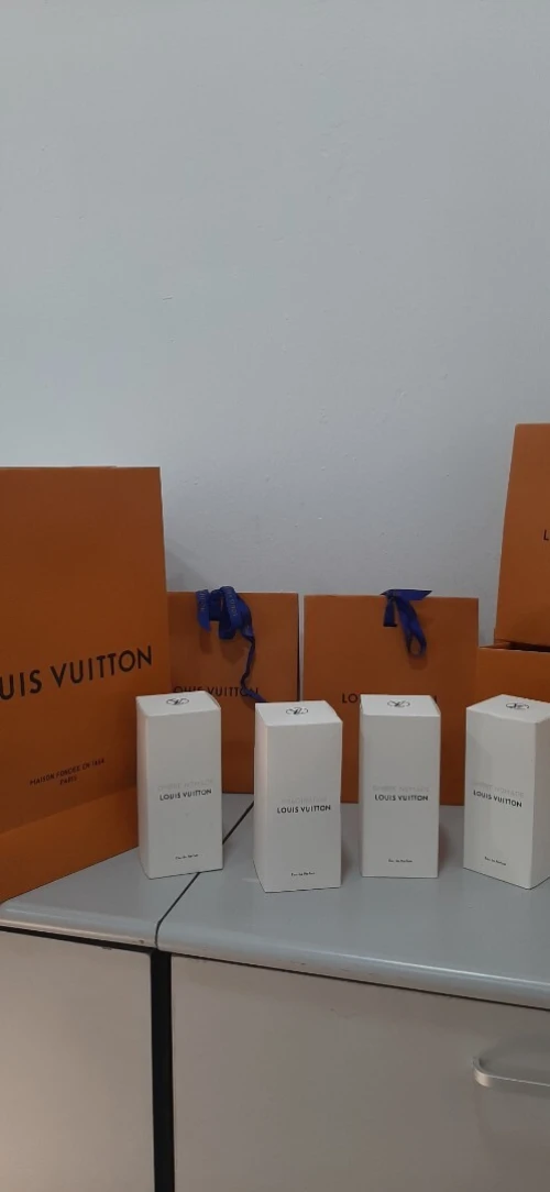 vends plusieurs bouteille de parfums de marque Louis Vuitton neuf jamais utilisé