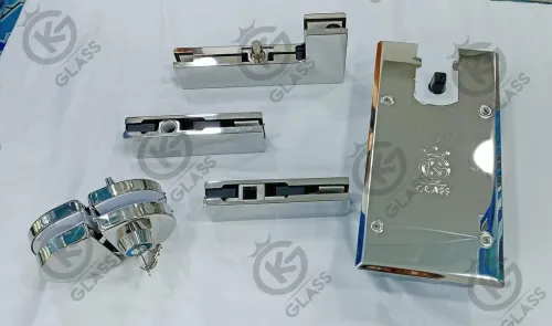 Réparation vitrine de façade en verre trempé 