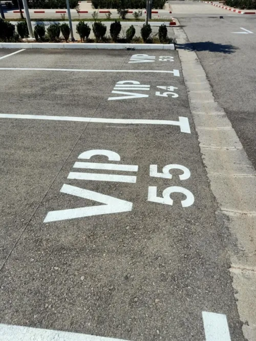 Marquage de la Route. parking. signalisation de direction st de prévention