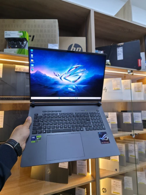 ASUS ROG STRIX G18 UTRA 9 275HX & RTX 5060 8GB GDDR6  (32GB /1TB)