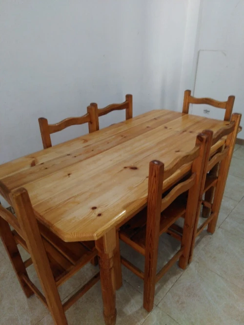 Table en bois avec 6 chaises