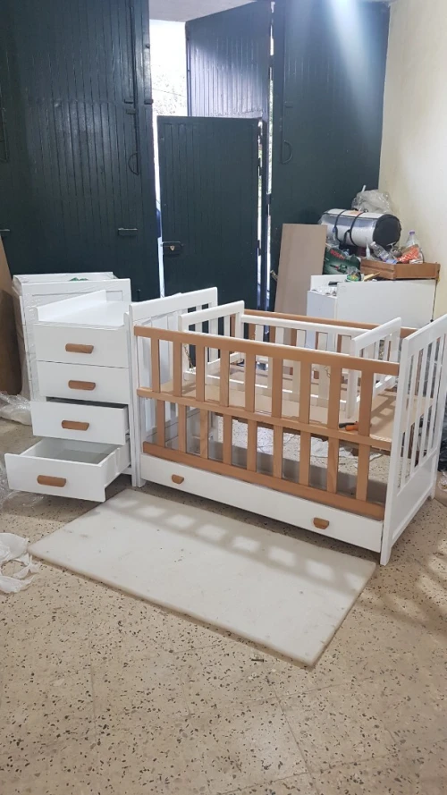 Lits bébé bois rouge et hêtre 
