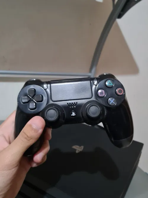 PS4 PRO V12.0 ( ONLINE ) 1000GB ETAT 10/10 AVEC TICKET GARANTIE + JEUX VENDUS SEPAREMENT