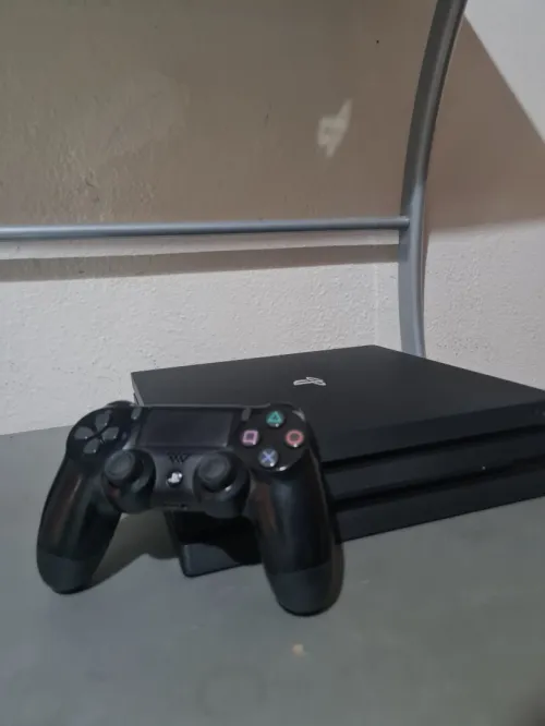 PS4 PRO V12.0 ( ONLINE ) 1000GB ETAT 10/10 AVEC TICKET GARANTIE + JEUX VENDUS SEPAREMENT
