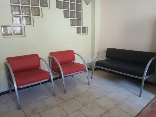 Lot de fauteuils et canapé ou chaise en métal et cuir idéal bureau ou salle dattente