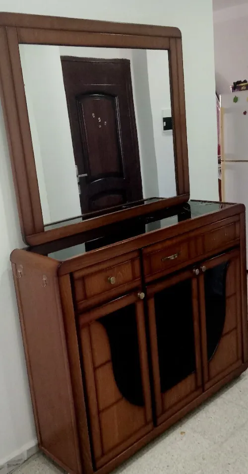 meuble à chaussures en bois avec grand miroir.