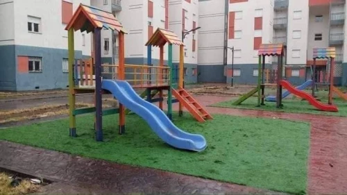 Airs de jeux , Toboggan , balançoire , bascule , tourniquet , jeux de ressort 