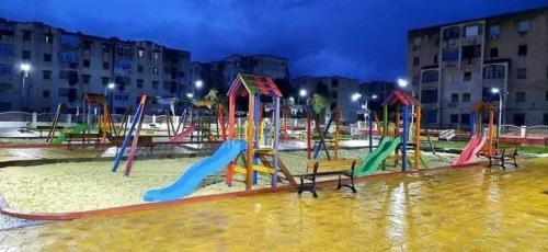 Airs de jeux , Toboggan , balançoire , bascule , tourniquet , jeux de ressort 