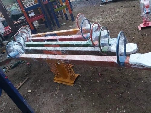 Airs de jeux , Toboggan , balançoire , bascule , tourniquet , jeux de ressort 