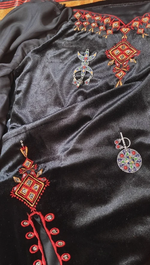 Robes kabyles en velour 9adiffa classe et modernes