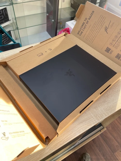 RAZER BLADE 16 RYZEN 9 AI 365 /QHD+240HZ /32GB RAM 1000Go RTX 5080 QWERTY