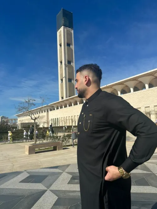 قميص لون اسود فقط