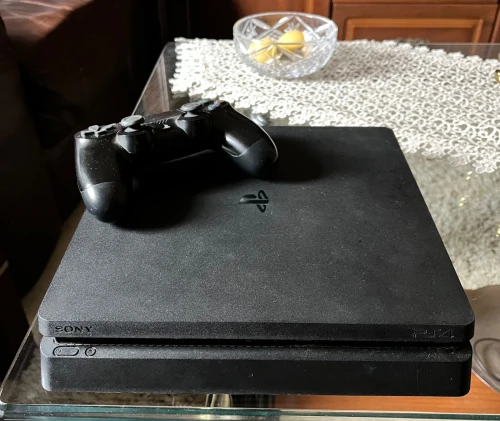PS4 Slim 500Gb avec boite + Read Dead 2
