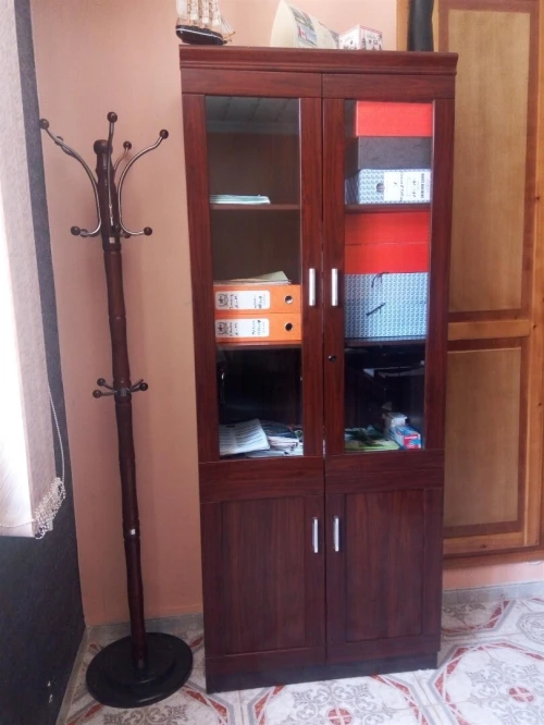 Armoire en bois rouge