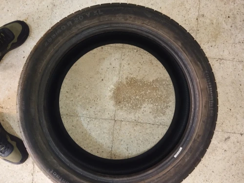 Continental 255 40 R20