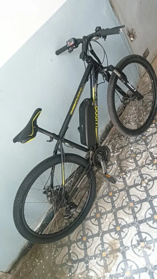 Vélo électrique avec chargeur 