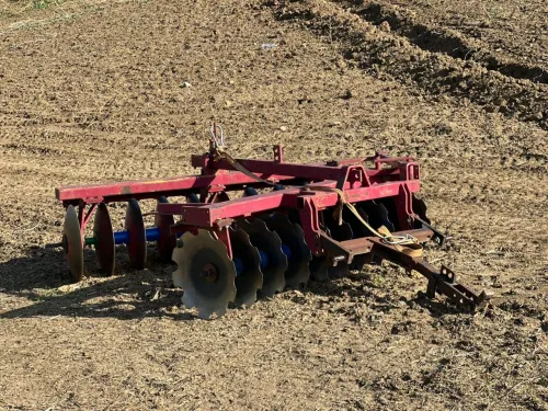 Mahaindra 75 cover crop ensilage press Press Italie couver crop hachagea rato 2014