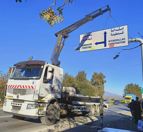 Camion grue dépannage 10 ton avec grue de 9 ton.