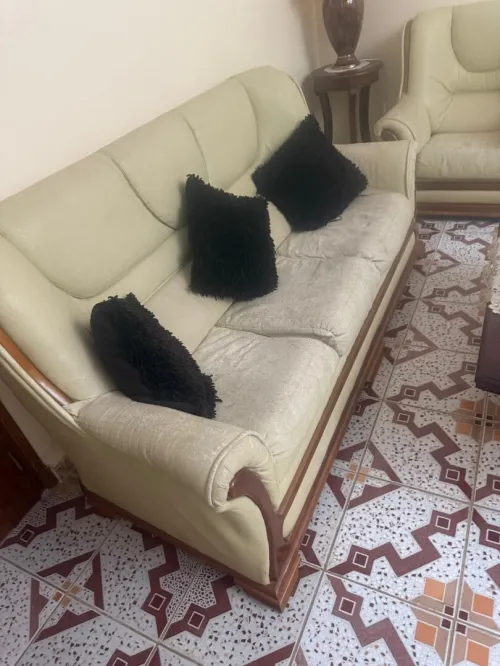 Salon 5 place bois hetre, bon etat, cuir مقشر شوية