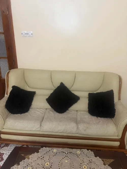 Salon 5 place bois hetre, bon etat, cuir مقشر شوية