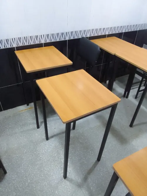 tables de classe et chaises