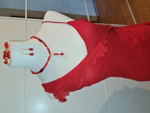 Jolie ensemble rouge avec accessoires taille s à m