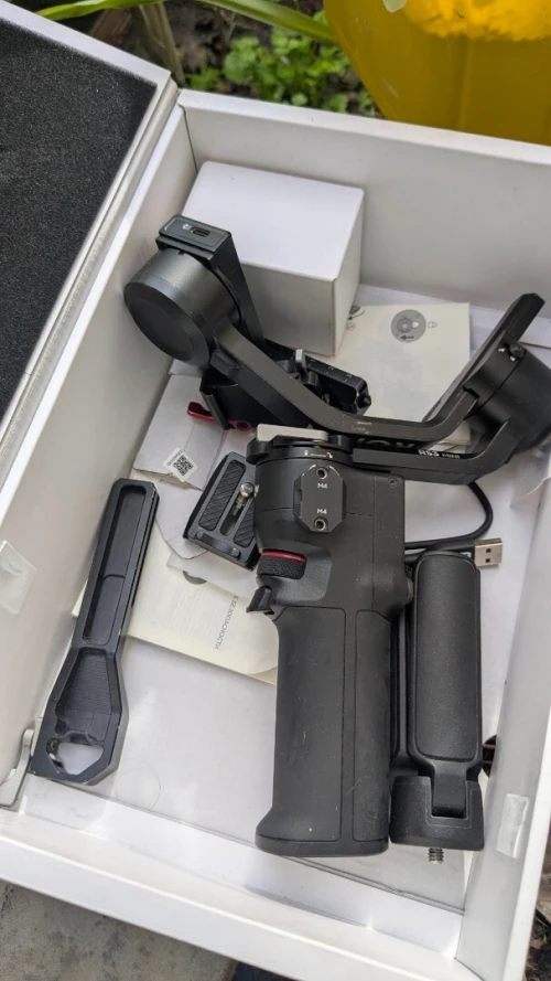 Sony a6000 + 55-210 f/4.0 + 35mm f/1.8 + dji ronin rs3 mini+ 2 batteries+ carte memoire