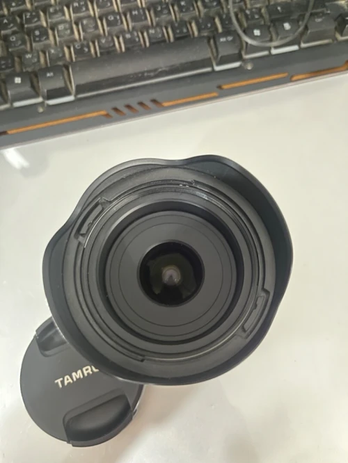 Objectif tamron adapte sur l appareil Sony 20 mm f/2.8 عدسة التمرون