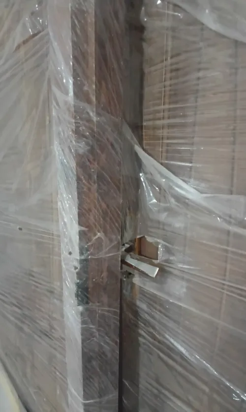 Portes en bois rouge + cadres chambre et salle de bain